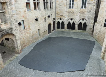 Place des écritures, au centre d'un cour médiévale, avec la reproduction de la pierre de Rosette, vue depuis le jardin supérieur (Figeac, juin 2022)