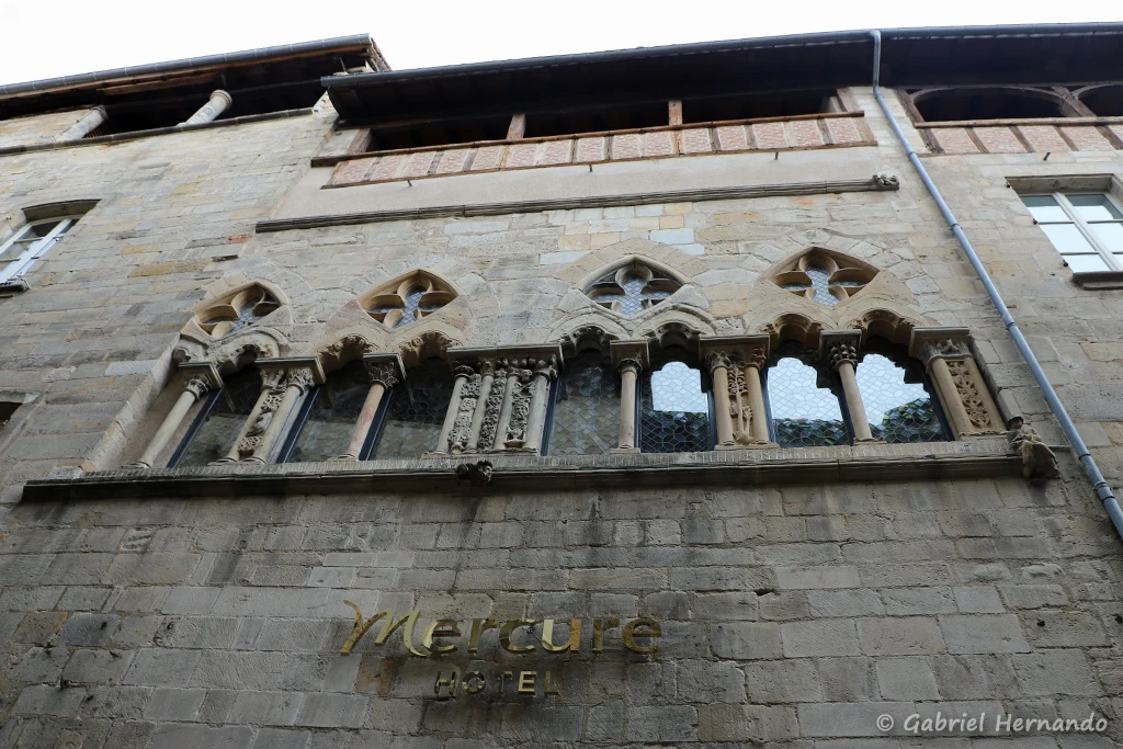 Superbe façade médiévale du XIIIe siècle, entrée de l'hôtel Mercure, rue Emile Zola (Figeac, juin 2022)