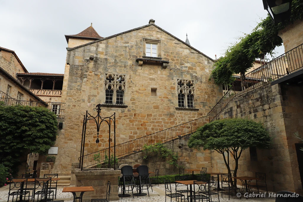 Cour intérieure de l'hôtel Mercure, implanté dans des maisons médiévales (Figeac, juin 2022)