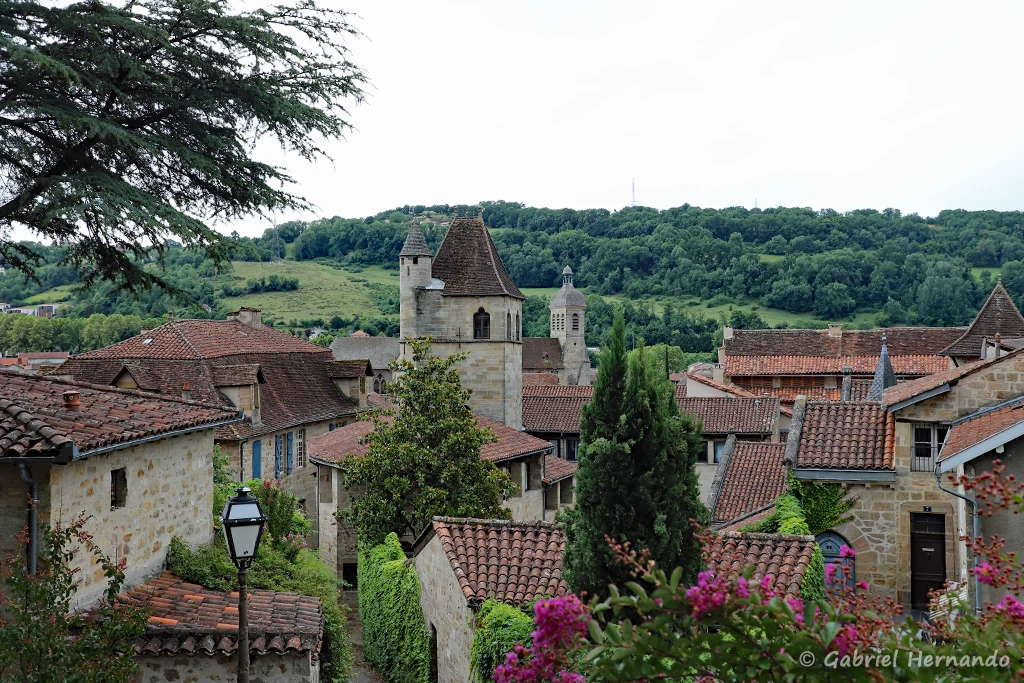 Depuis l'église Notre-Dame-du-Puy, vue sur la cité, avec la tour du Viguier et le clocher de l'Eglise Saint-Sauveur (Figeac, juin 2022)