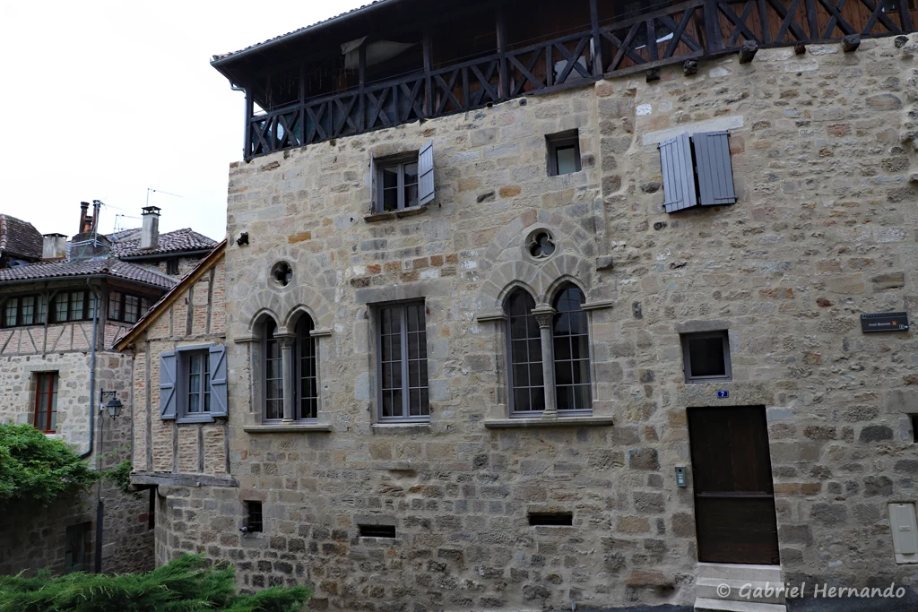 Maison médiévale, avec son soleilho, rue Saint-Thomas (Figeac, juin 2022)