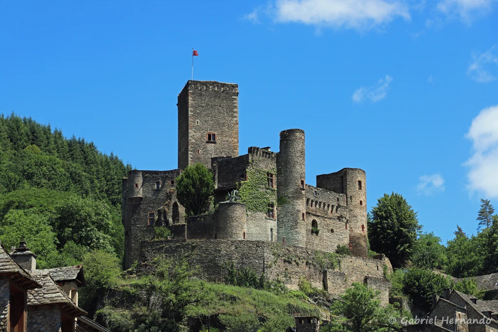 Le château de Belcastel, depuis l'entrée du village (Belcastel, juillet 2022)