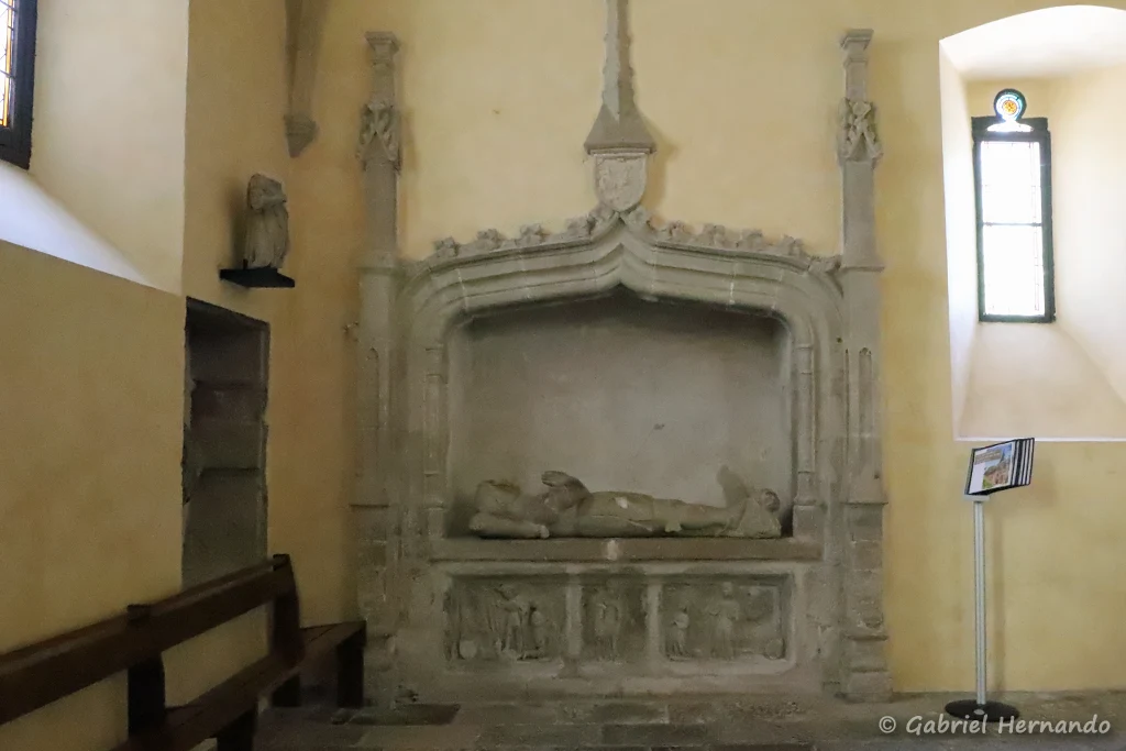 Tombeau d'Alzias de Saunhac, seigneur de Belcastel, et son gisant, dans l'église Sainte Madeleine (Belcastel, juillet 2022)