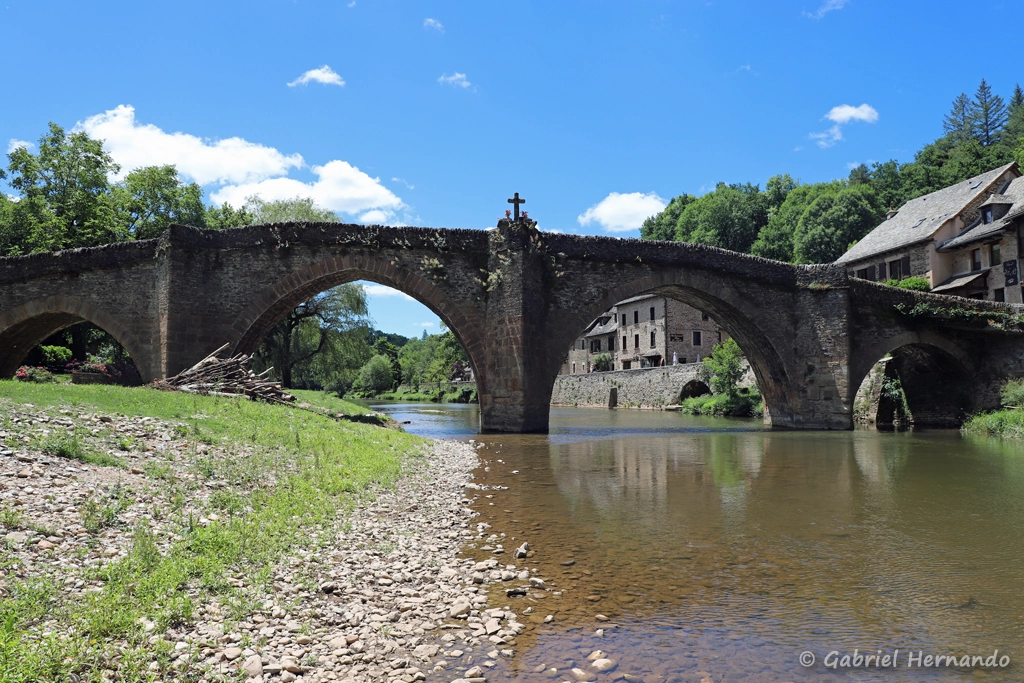 Le vieux pont, du XVe siècle, qui enjambe l'Aveyron (Belcastel, juillet 2022)