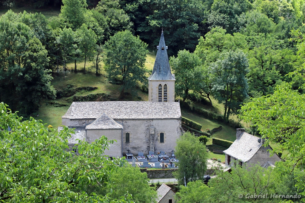 L'église Sainte Madeleine, depuis la partie haute du village médiéval (Belcastel, juillet 2023)