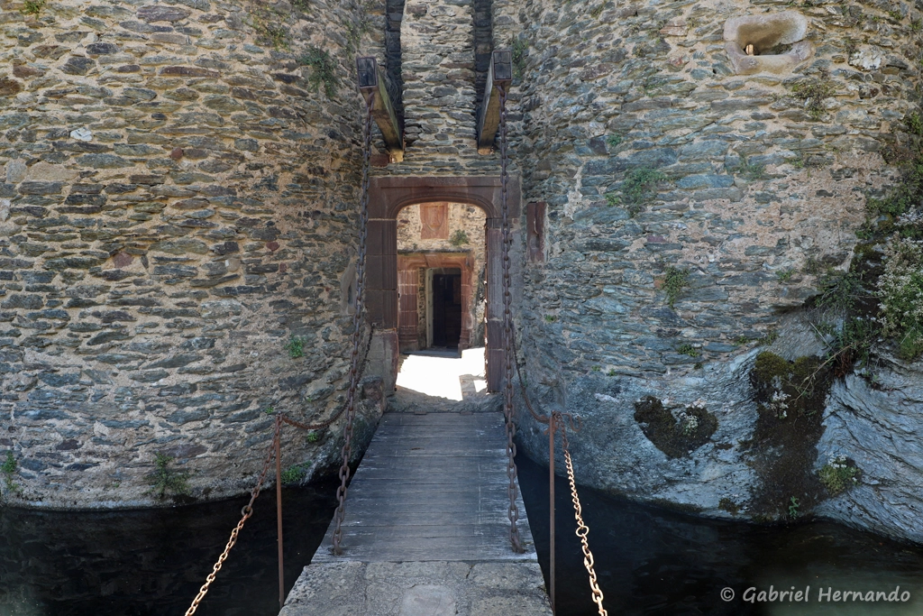 L'entrée du château, avec le pont levis, au dessus des douves (Belcastel, juillet 2022)