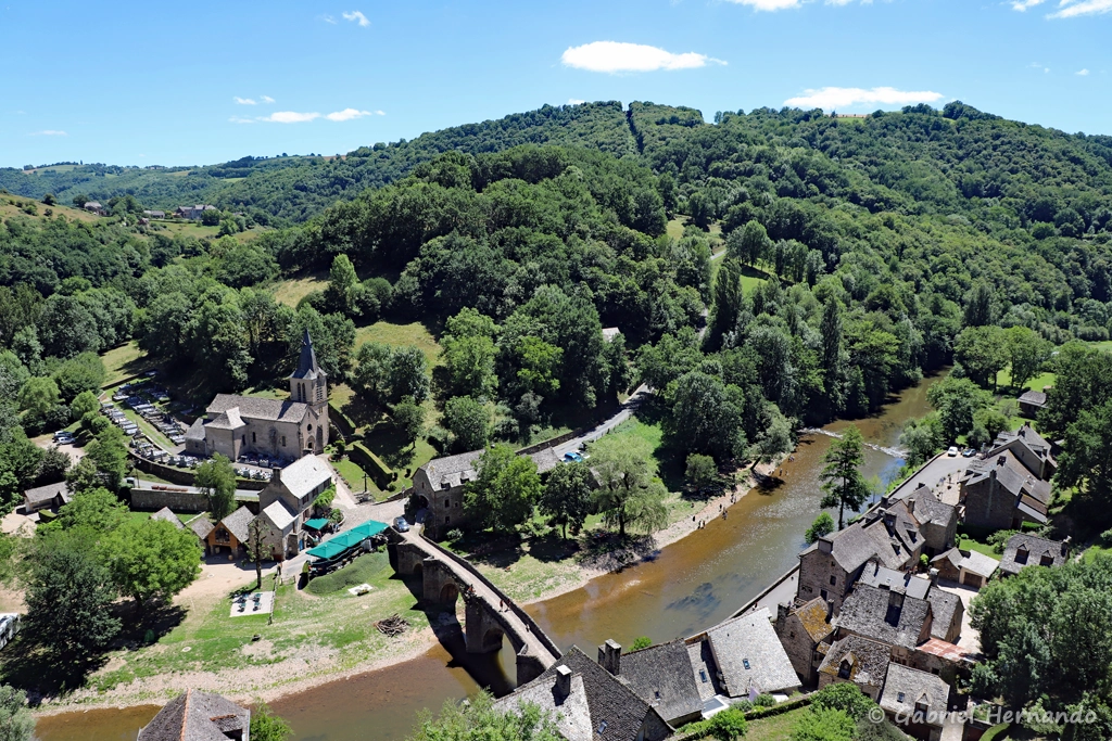 Vue depuis le château, sur la boucle de l'Aveyron, enjambée par le vieux pont (Belcastel, juillet 2022)