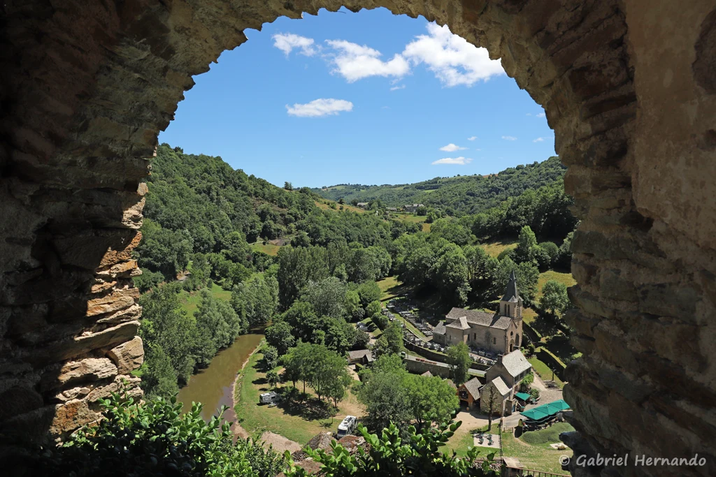 Vue sur la vallée de l'Aveyron, depuis une ouverture du château (Belcastel, juillet 2022)