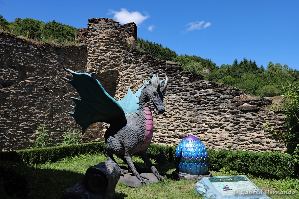 Le dragon Atanielle, dans le jardin suspendu (Belcastel, juillet 2022)
