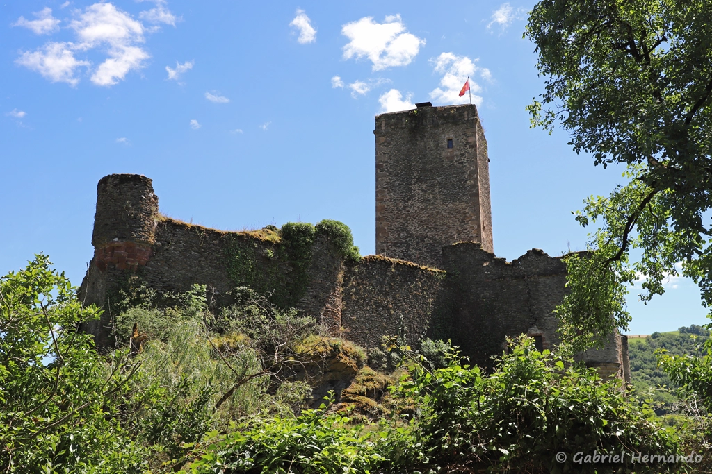 Vue sur le château, en redescendant vers le village par le Colombier (Belcastel, juillet 2022)