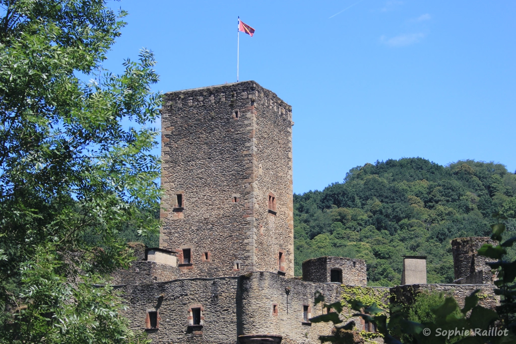 Vue sur le château et le donjon, en redescendant vers le village par le Colombier (Belcastel, juillet 2022)