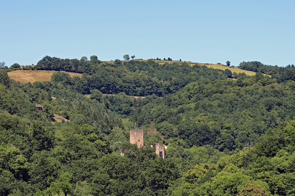 Château de Belcastel, vu depuis le fort du Roc d'Anglars (Belcastel, juillet 2022)