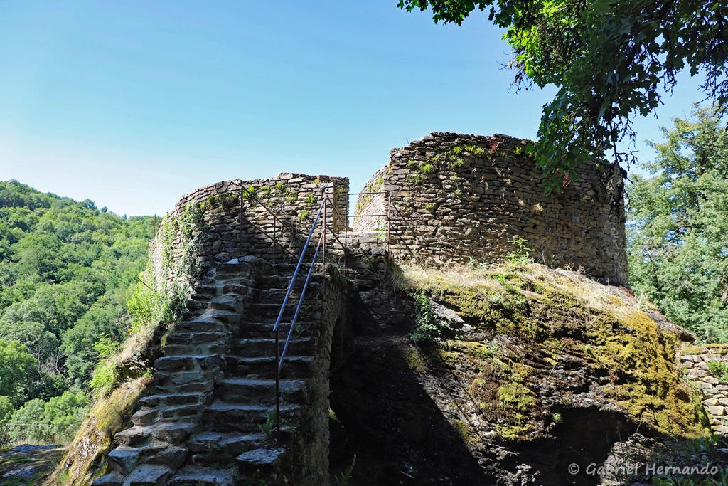 Ruines du Fort du Roc d'Anglars (Belcastel, juillet 2022)