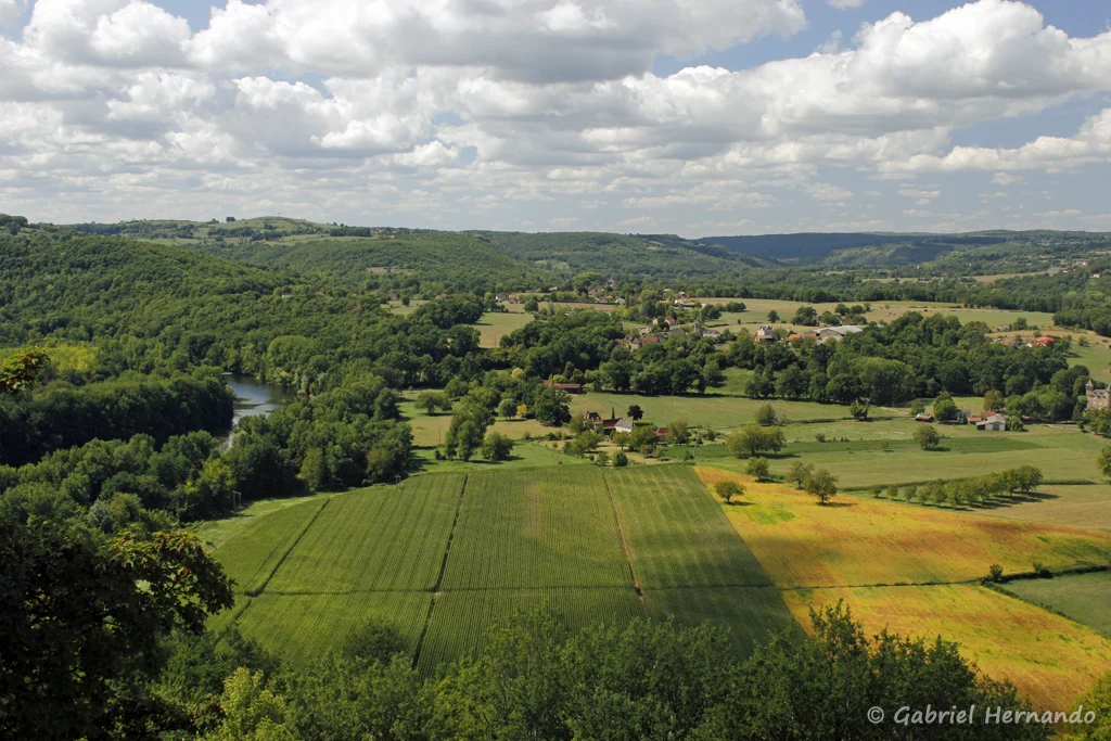 Panorama sur le méandre du Lot et la plaine alluviale, depuis la porte Porte Vigane, dite « Narbonnaise » (Capdenac-le-Haut, septembre 2019)