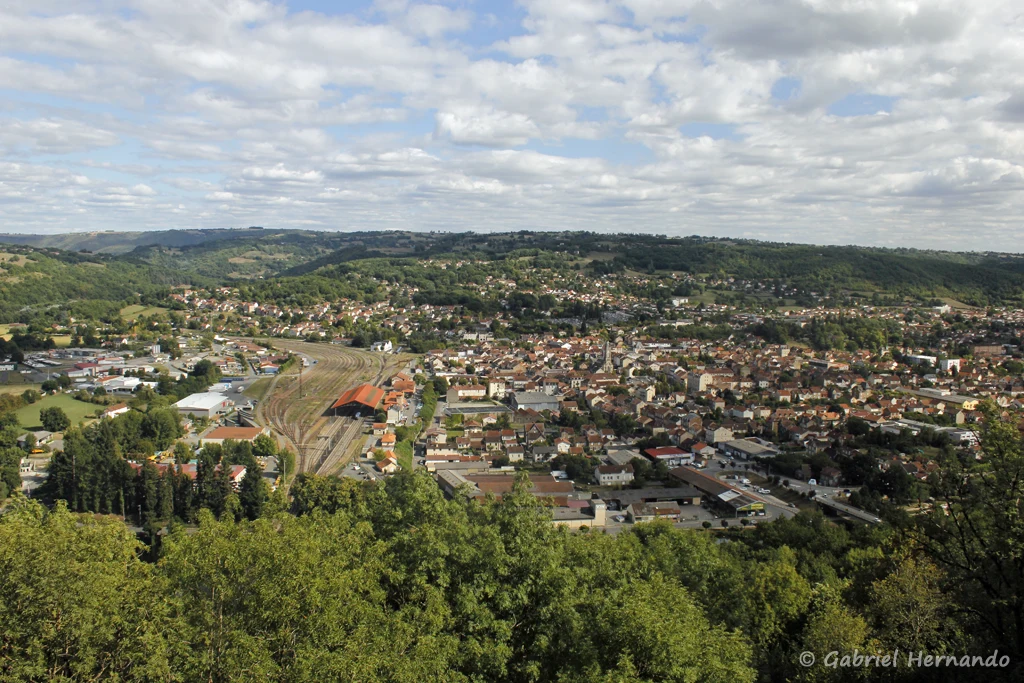 Panorama sur Capdenac-Gare et sa gare, depuis l'éperon rocheux (Capdenac-le-Haut, septembre 2019)