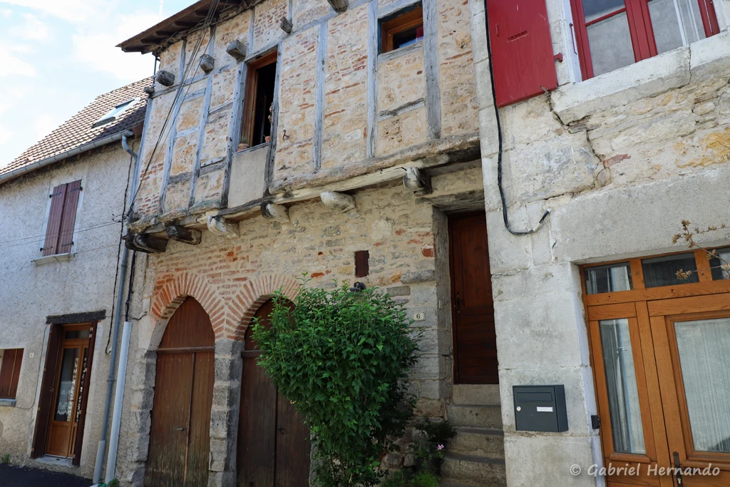 Maison médiévale, en pierre et pans de bois, rue de l'Hebrardie (Cajarc, juillet 2022)