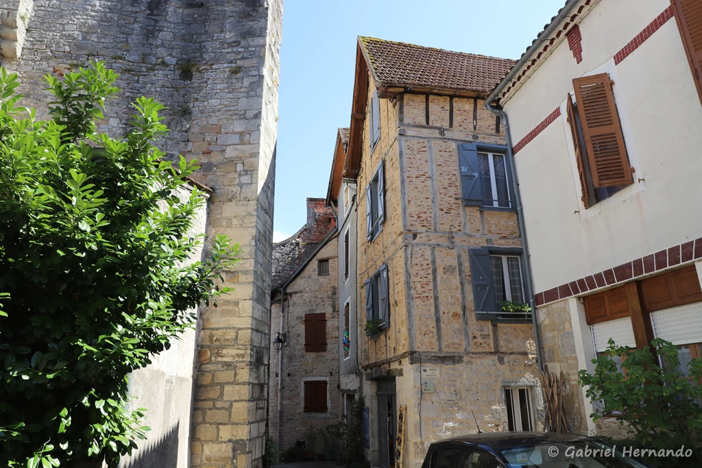 Maison médiévale, à l'angle de la rue Centrale et la Rue des Orfèvres, avec le rez-de-chaussée en pierres et les étage en pans de bois (Cajarc, juillet 2022)