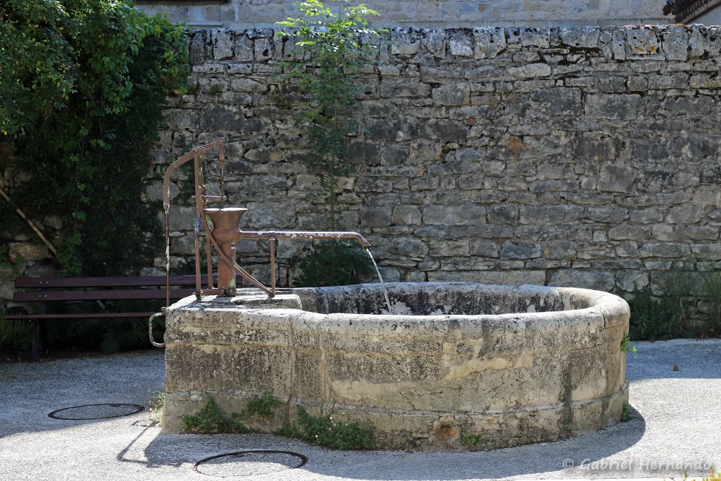 Fontaine avec pompe à bras, sur une petite place à l'angle de la rue du Faubourg et du boulevard du Tour de Ville (Cajarc, juillet 2022)