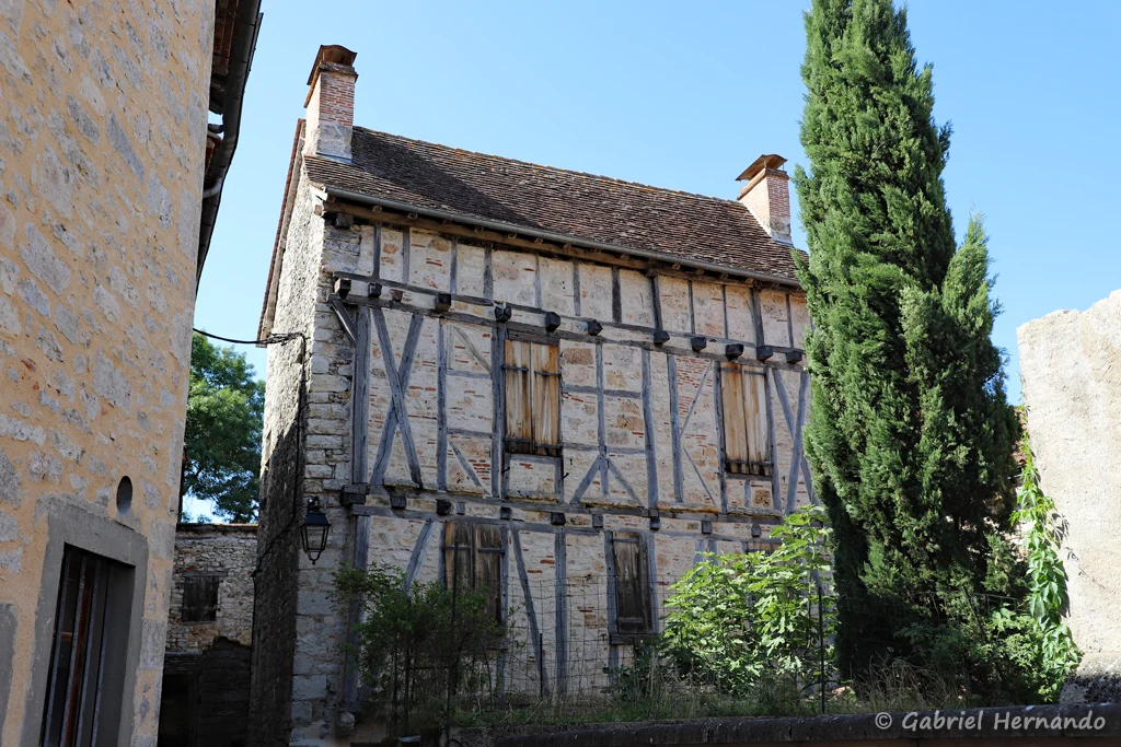 Superbe maison médiévale à la façade en pans de bois et pignons en pierres (Cajarc, juillet 2022)