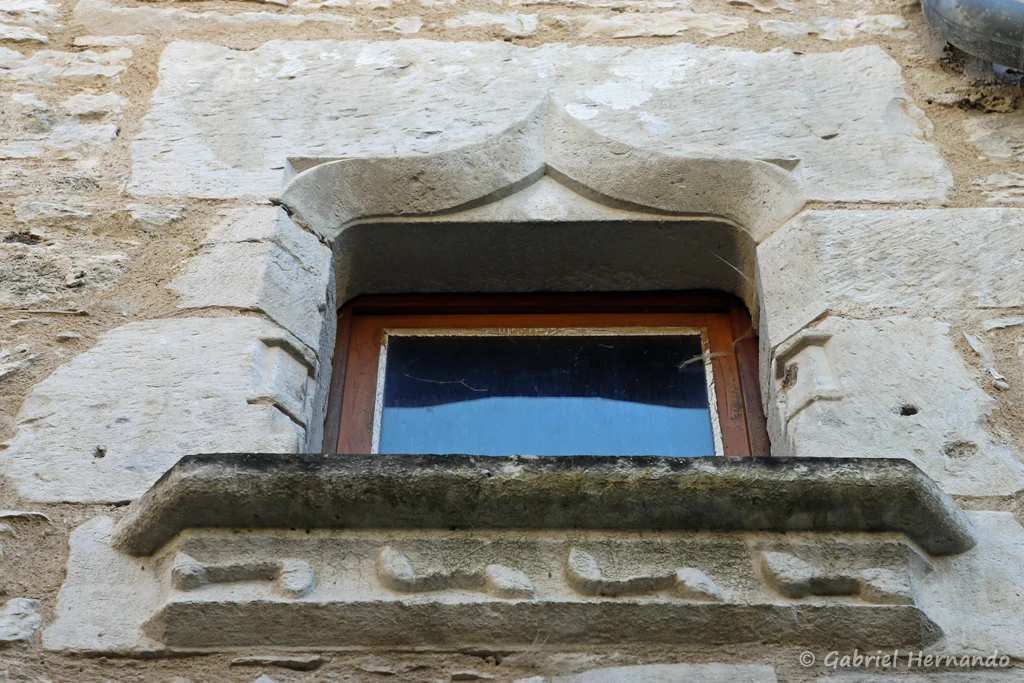 Seule fenêtre en accolade de la ville, sur une maison des XIV et XVe siècle, au 28-30 rue de la plume (Cajarc, juillet 2022)