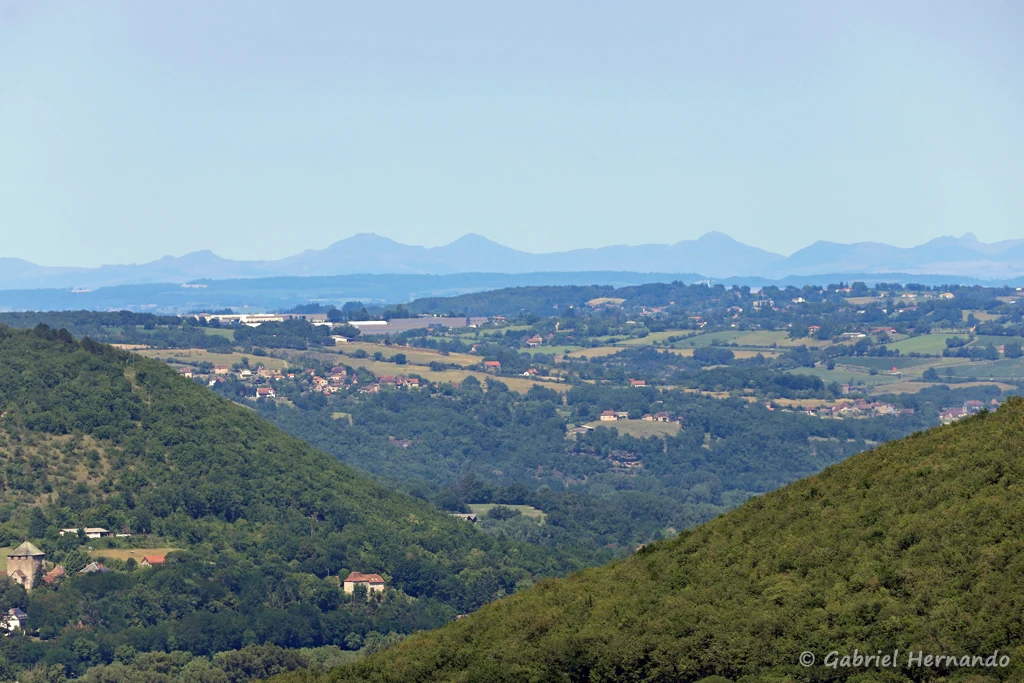 Vue sur les Monts d'Auvergne, distants d'une centaine de kilomètre (Saut de la Mounine, juillet 2022)