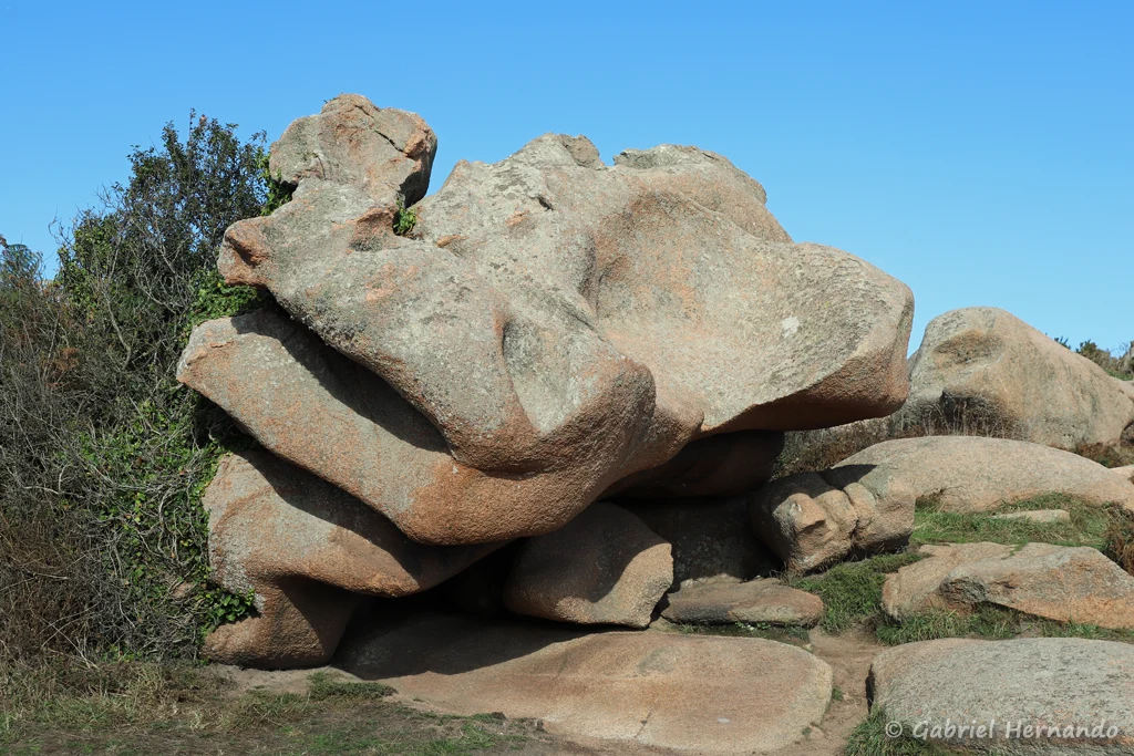 Les roches granitiques sculptées par l'érosions naturelle (Côte de Granit rose, Ploumanac'h, septembre 2021)