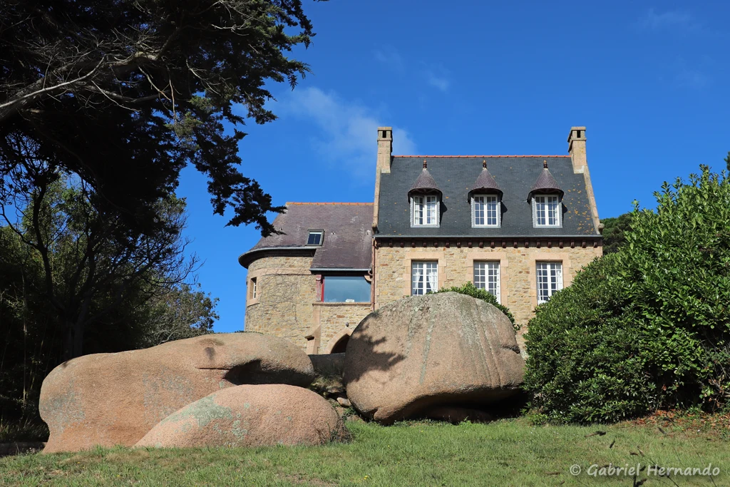 Maison bretonne et ses rochers (Côte de Granit rose, Ploumanac'h, septembre 2021)