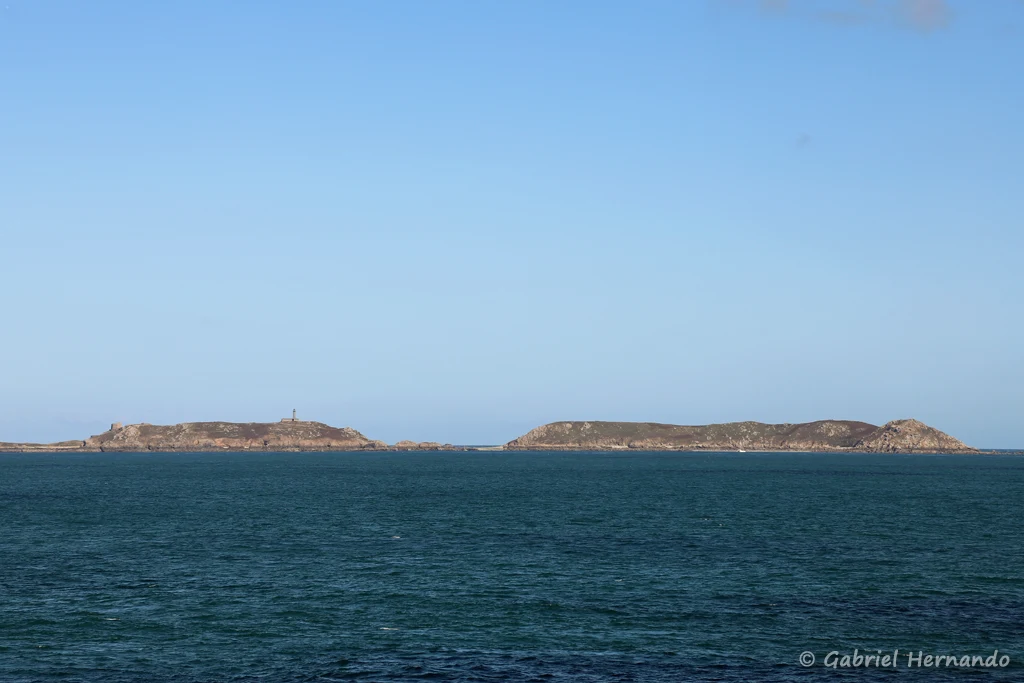 L'île aux Moines à gauche et l'île Bono à droite, dans l'archipel des 7 îles (Côte de Granit rose, Ploumanac'h, septembre 2021)
