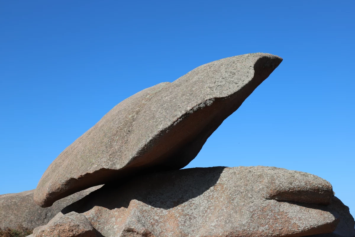 Rocher incliné, dans le chaos granitique de la pointe de l'île Renote (Ile Renote, Trégastel, septembre 2021)