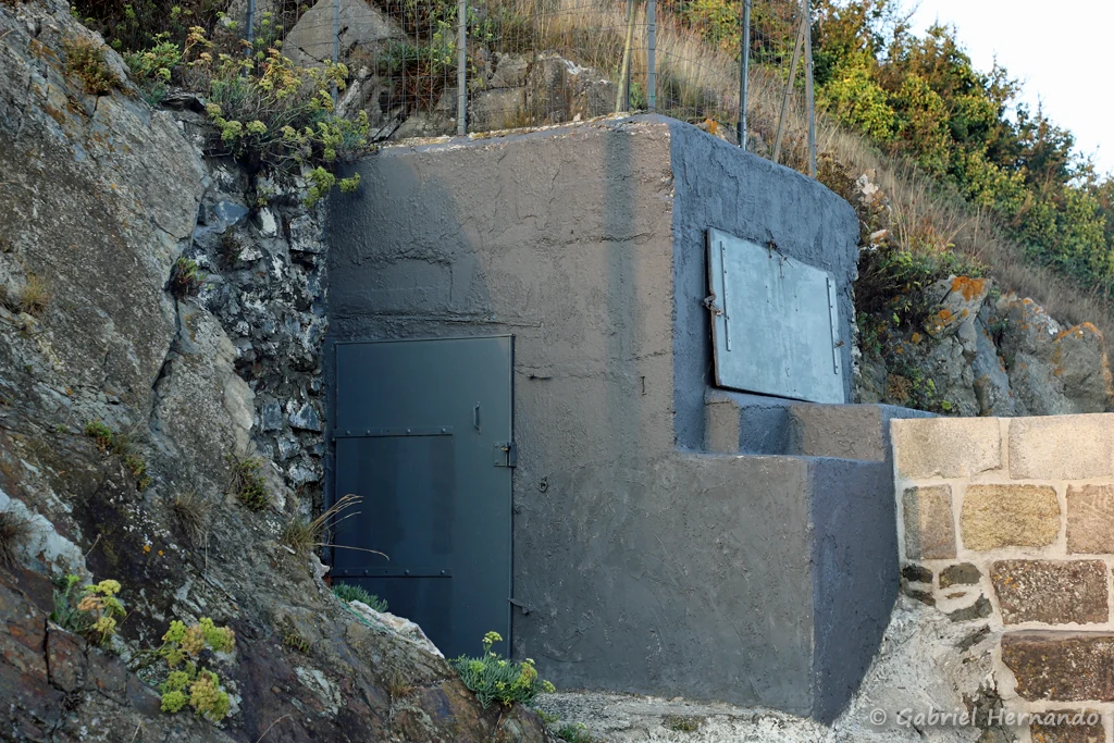 Le petit blockhaus, édifié en 1942, à l'extrémité de la digue (Bréhec, 15 septembre 2021)