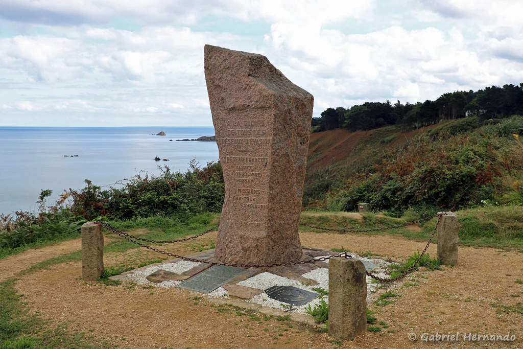 Stèle Bonaparte, en 
hommage aux membres du réseau Shelburn qui ont permis, en 1944, l'évasion de 135 aviateurs vers l'Angleterre (Plouha, 17 septembre 2021)