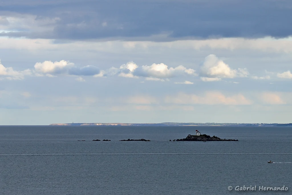 L'ile Harbour et son phare, au nord-est de Saint-Quay-Portrieux (Saint-Quay-Portrieux, 17 septembre 2021)