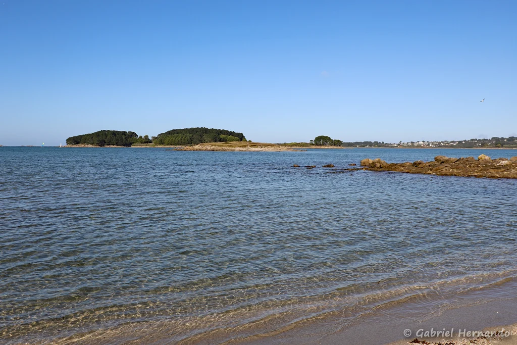 La plage Mouton, avec vue sur l'ile Aval (Trébeurden, septembre 2021)