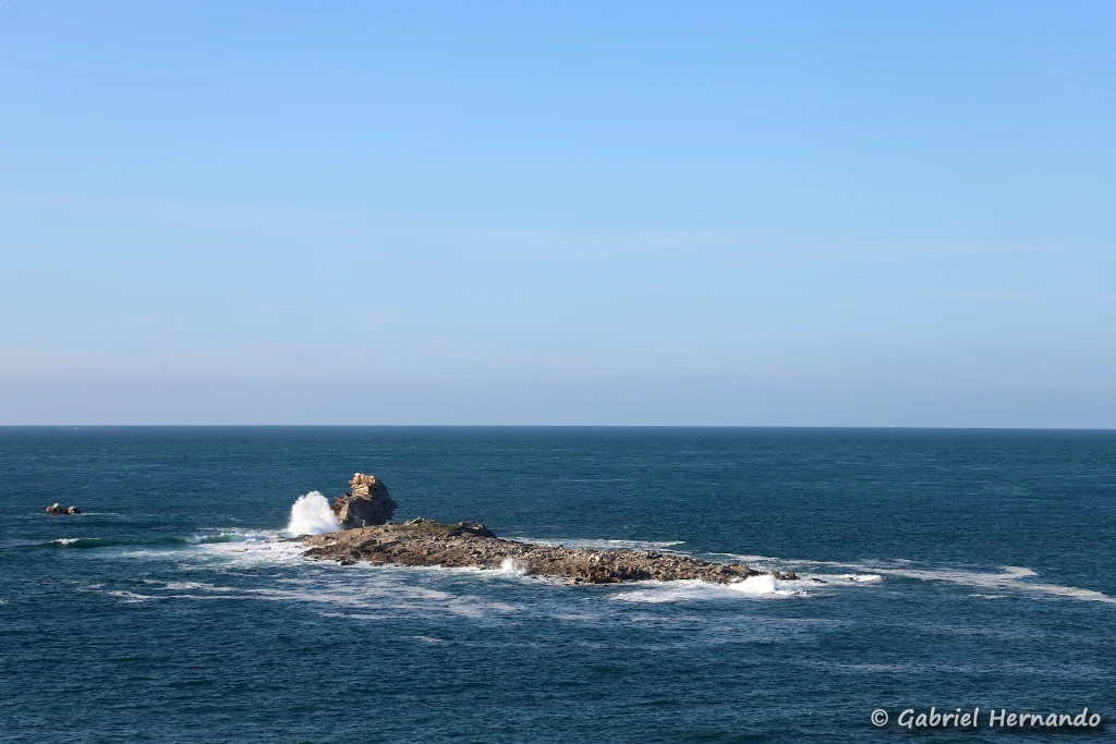 Le rocher du Corbeau, depuis le point de vue panoramique (L'Île-Grande, Pleumeur-Bodou, septembre 2021)