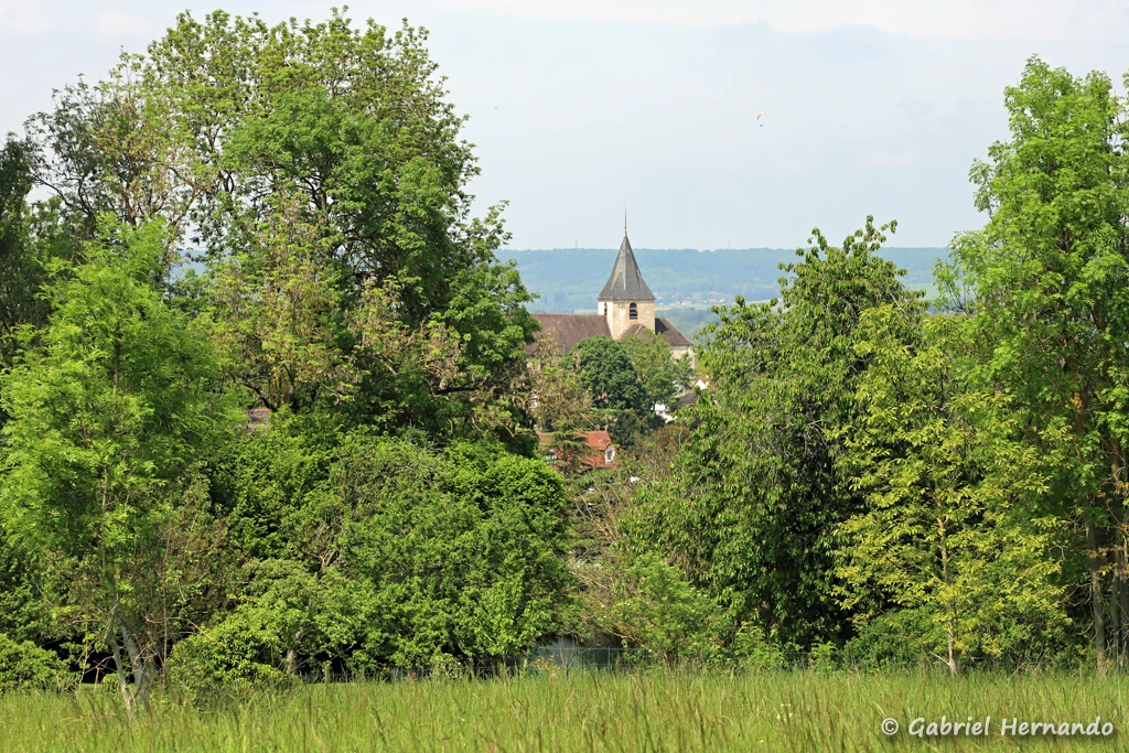 L'église, depuis les hauteurs des côteaux (Saint-Marcel, Eure, mai 2023)