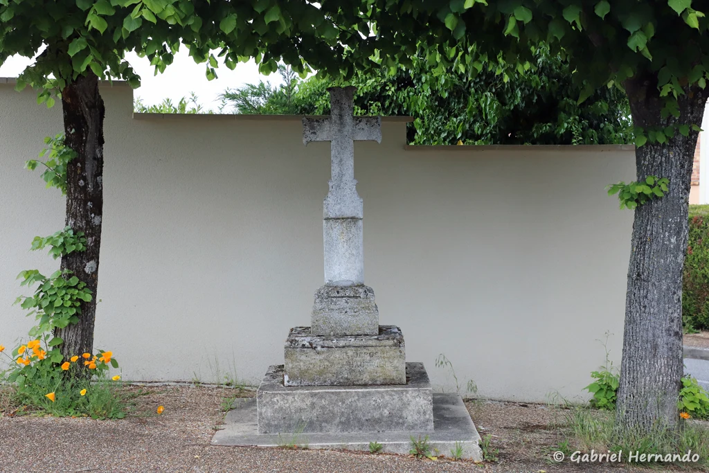 Croix, rue de la Croisette, au carrefour avec la rue Bonvallet (Saint-Marcel, Eure, mai 2023)