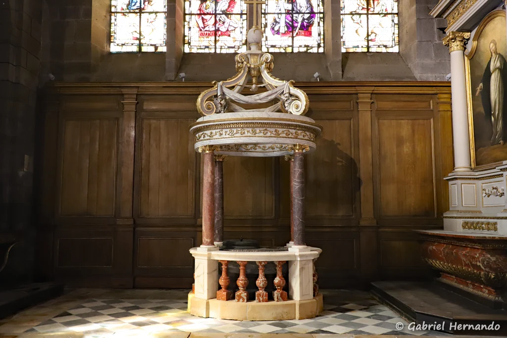 Fonts baptismaux, à baldaquins, dans l'ancienne cathédrale Saint-Vincent (Saint-Malo, mai 2023)