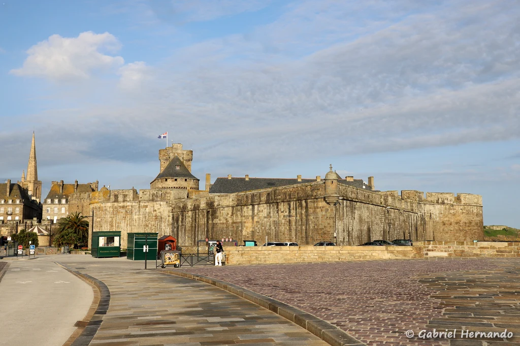 Le château et la porte Saint-Vincent, entrée de la citée (Saint-Malo, mai 2023)