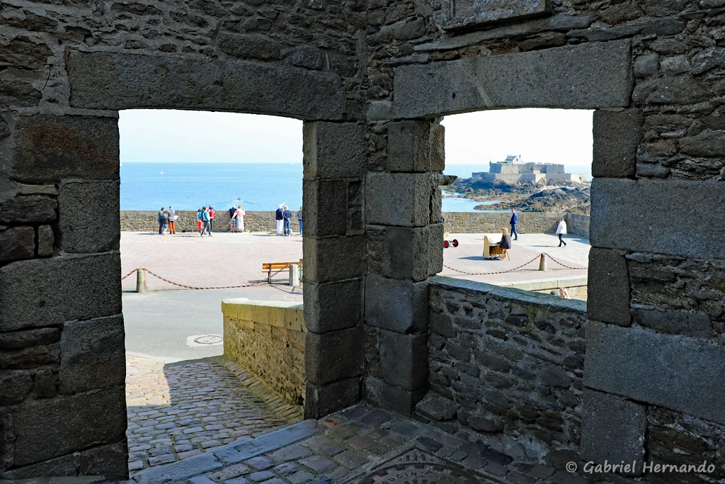 La poterne aux Normands, un accès à la ville haute, depuis le Bastion de la Reine (Saint-Malo, mai 2023)
