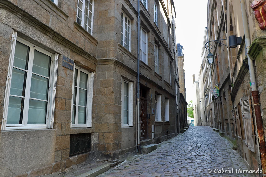 Rue Chateaubriand, l'une des rares rue ayant gardé l'aspect du Saint-Malo d'avant guerre, avec des maisons datant de 1670 et 1718 (Saint-Malo, mai 2023)