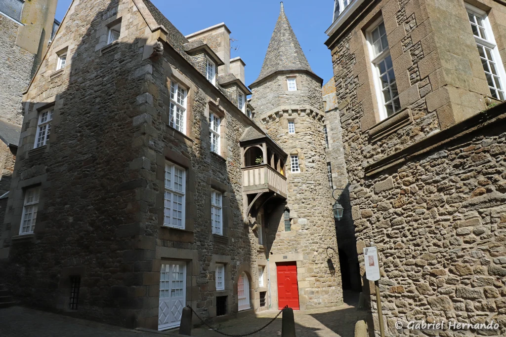 Maison dite de la Duchesse Anne, considérée comme la plus ancienne de la cité, au n° 2 de la cours La Houssaye (Saint-Malo, mai 2023)