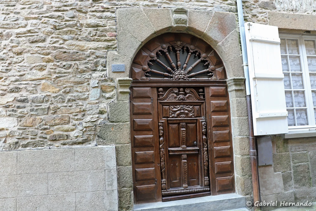 Dans la rue Mahé, portail dont le cintre est daté de 1652, orné de curieux motifs (Saint-Malo, mai 2023)
