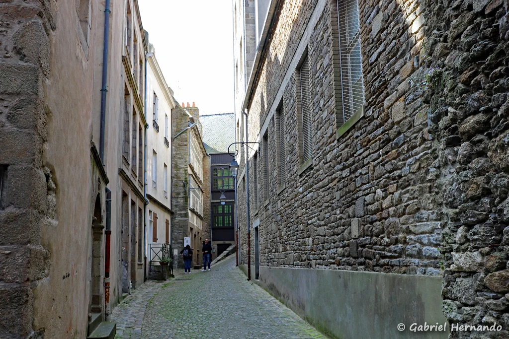 Rue du Pélicot (Poilecoq), mentionnée depuis la fin du 15è siècle, ayant conservé sur la gauche, ses vieilles maisons (Saint-Malo, mai 2023)