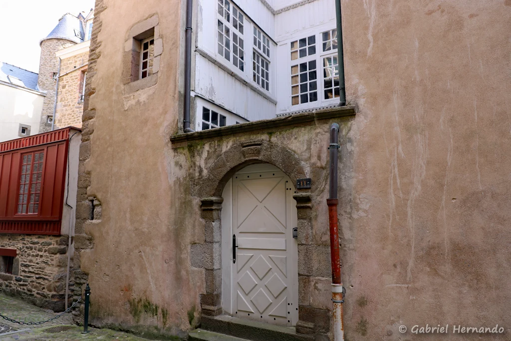 Rue du Pélicot, maison de 1676 comprenant une petite cour à façades de bois et de verre (Saint-Malo, mai 2023)