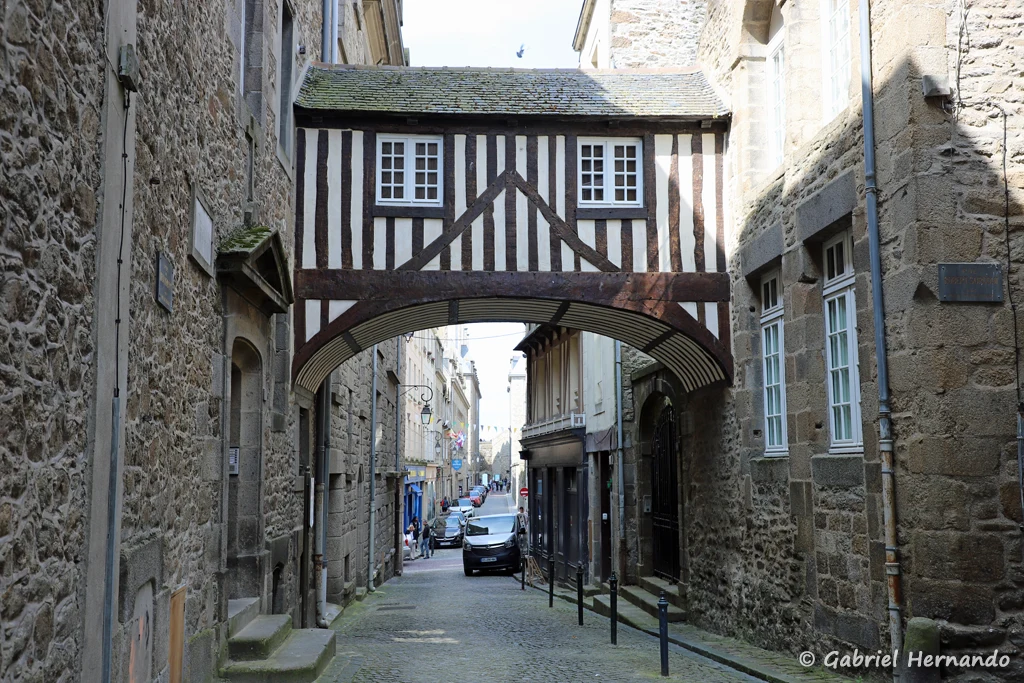 Passage couvert, rue des Vieux Remparts, vestige de l'ancien couvent des Récollets (Saint-Malo, mai 2023)
