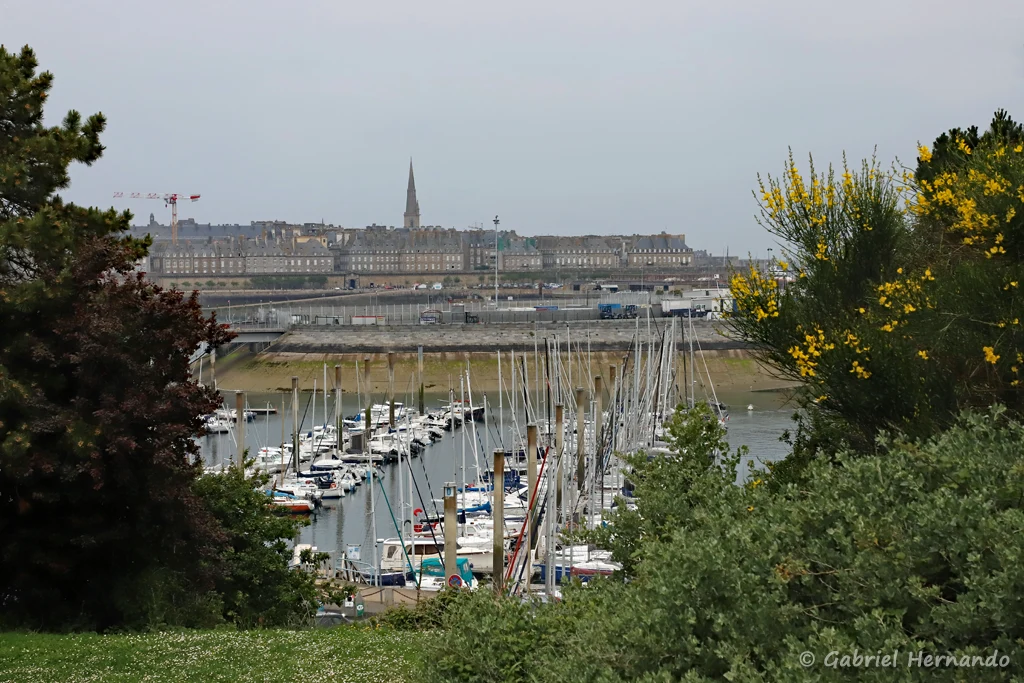 Le port et la cité intramuros de Saint-Malo, depuis le Rocher d'Alet (Saint-Malo, mai 2023)