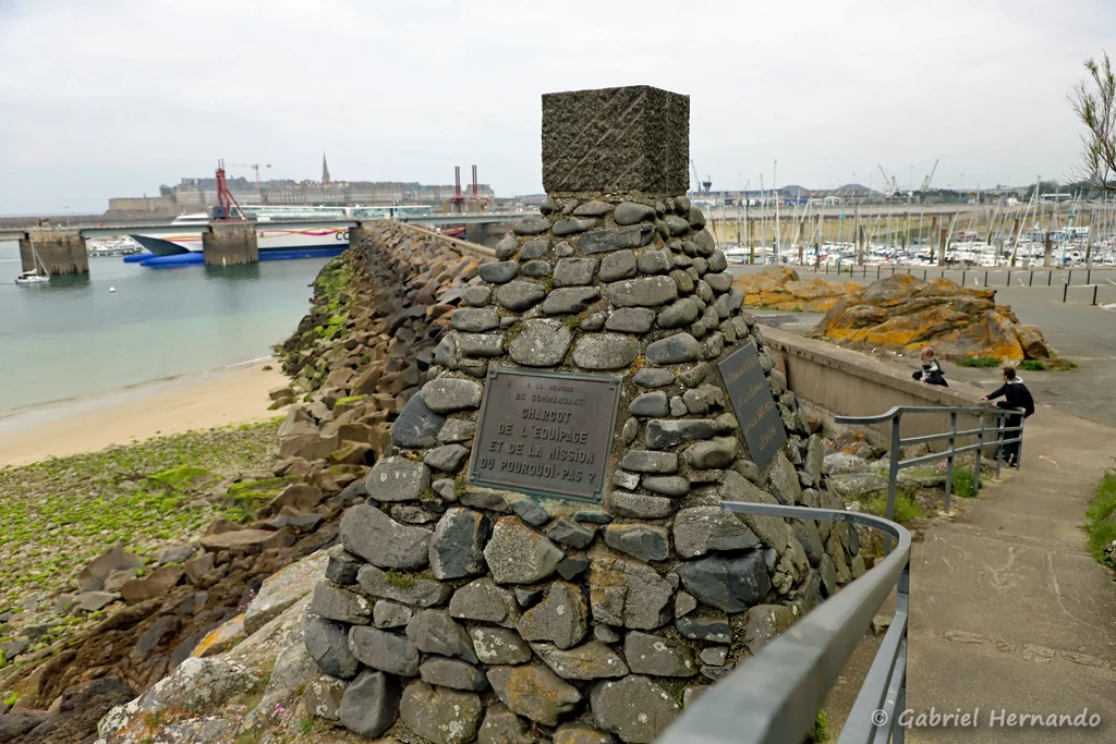 Monument à la mémoire du commandant Charcot, de l'équipage et de la mission du Pourquoi-pas ? (Alet, Saint-Malo, mai 2023)