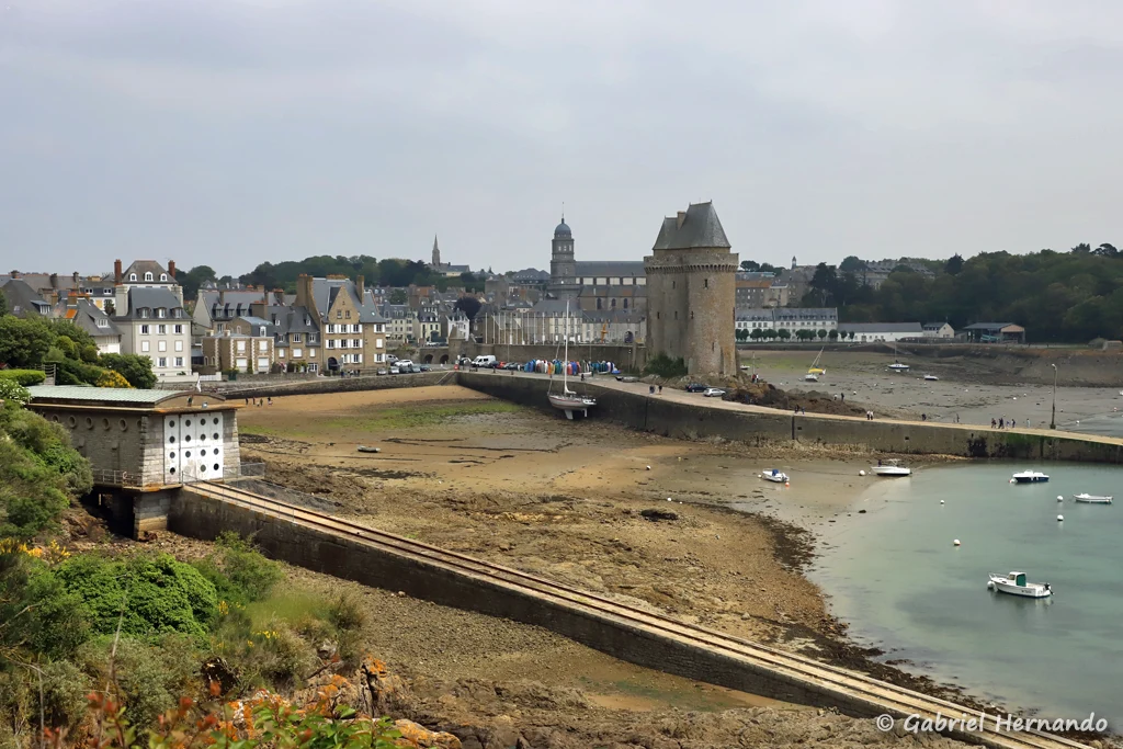Tour Solidor, la plage Saint-Père et la cale d'accès permanent à la mer (Alet, Saint-Malo, mai 2023)