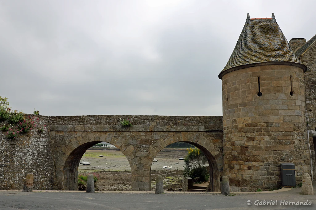 Pont en pierres, qui remplaça le pont levis en 1756 (Alet, Saint-Malo, mai 2023)