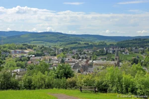 Vue sur la ville et le Morvan, depuis le panorama du Calvaire